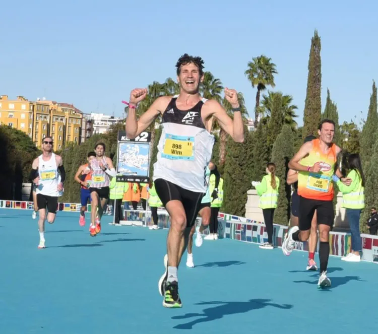 Wim Demaeyer blij voor de finish van Marathon Valencia